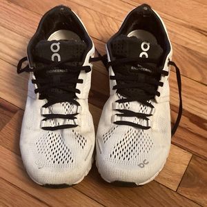 On Cloudtec women’s 6.5 running shoes.